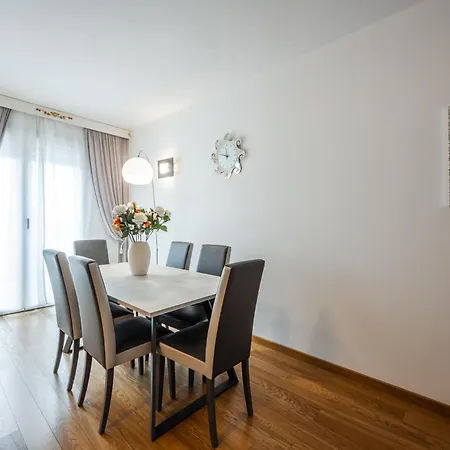 Emilia Street דירה