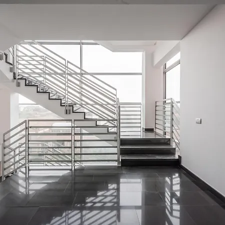 Emilia Street * מודנה